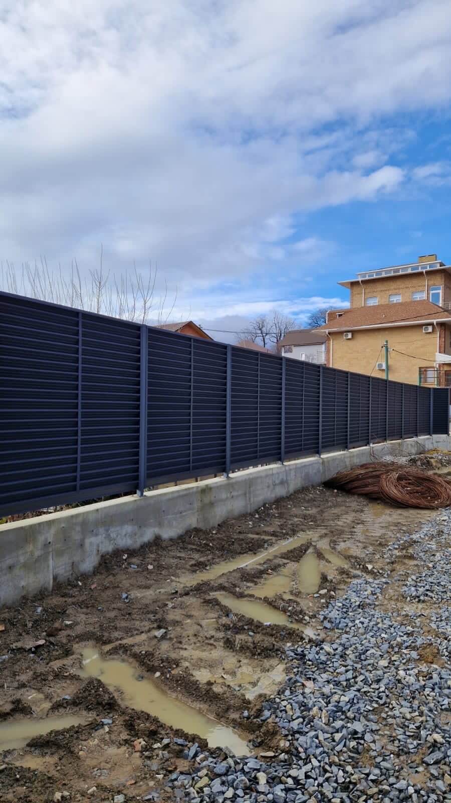 Забор-жалюзи из ламелей ЭКО-Z усиленных 87м RAL7024 Серый Графит матовый фото 6 в Брянске
