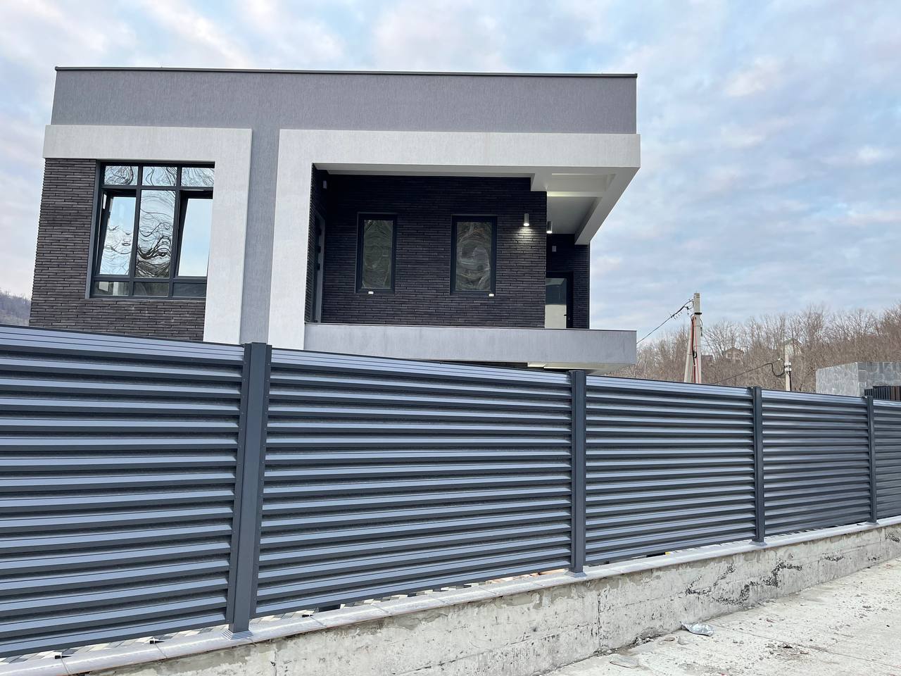 Забор-жалюзи из ламелей ЭКО-Z усиленных RAL7024/7024 Серый Графит двусторонний в Брянске