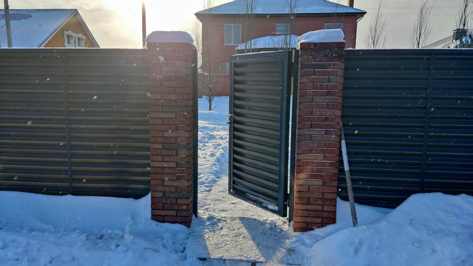Забор-жалюзи с ламелями еврожалюзи 34м RAL7024/7024 Серый Графит двусторонний фото 3 в Брянске