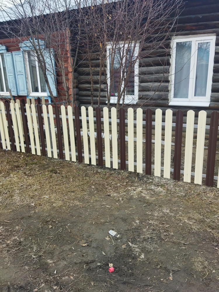 Забор из штакетника ЭКО-М 12м RAL1015/1015 Слоновая Кость двусторонний, RAL8017/8017 Шоколад двусторонний в Брянске