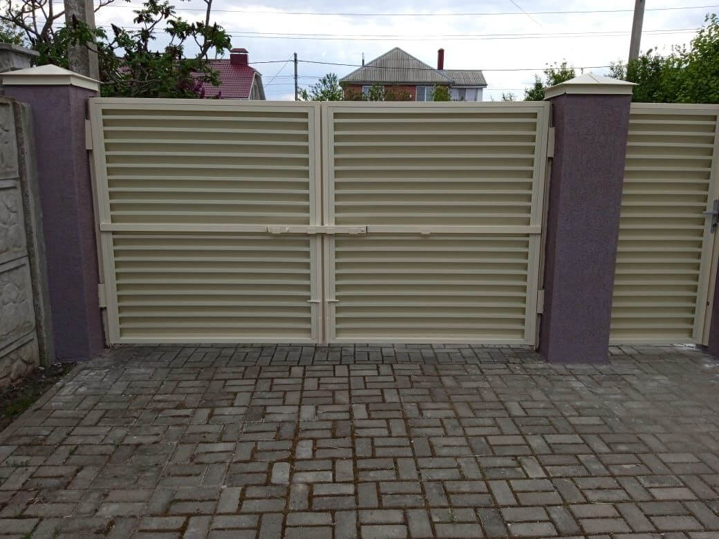 Забор-жалюзи с ламелями ЭКО-Z 10м RAL1015 Слоновая Кость фото 4 в Брянске