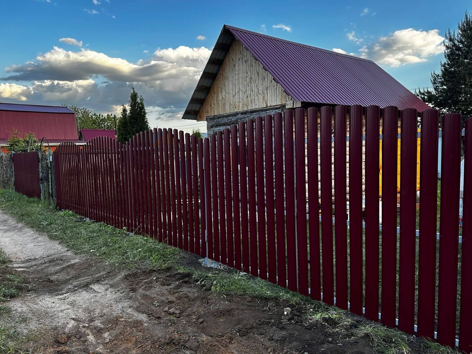 Забор из евроштакетника 28м RAL3005 Красное Вино фото 4 в Брянске