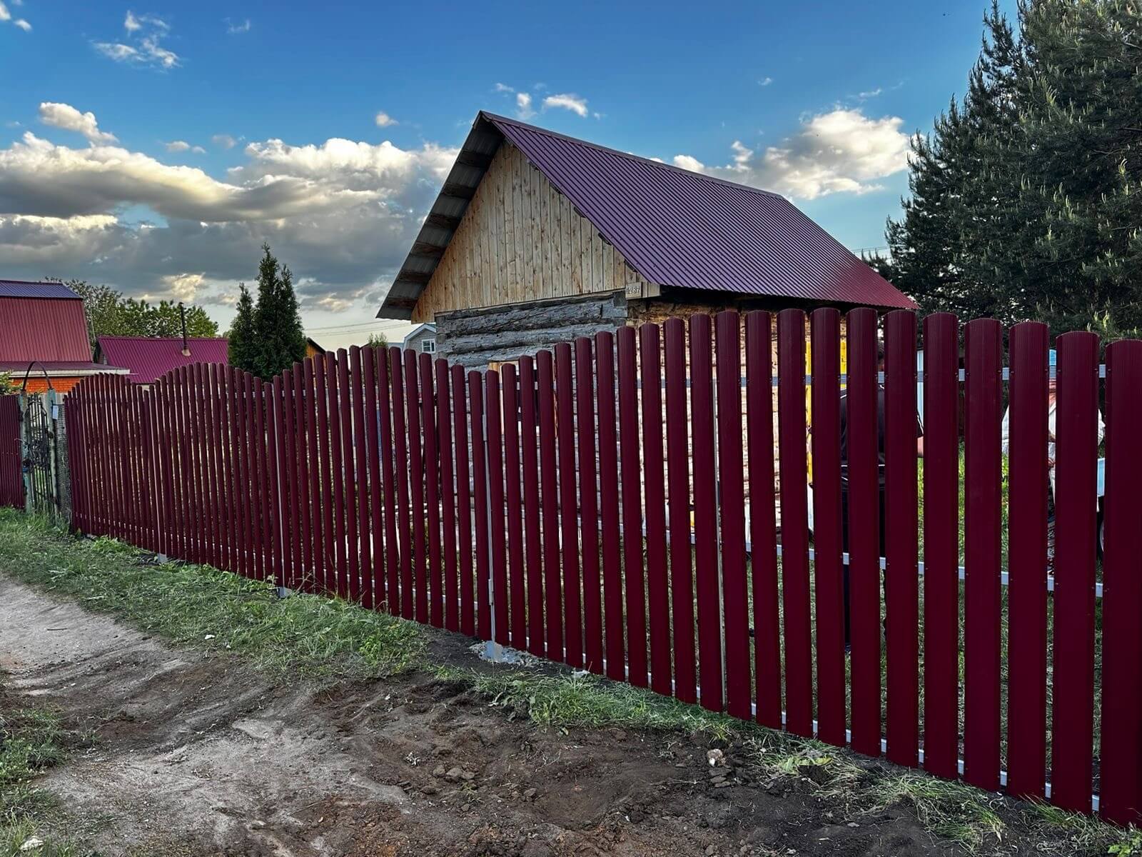 Забор из евроштакетника 28м RAL3005 Красное Вино фото 2 в Брянске