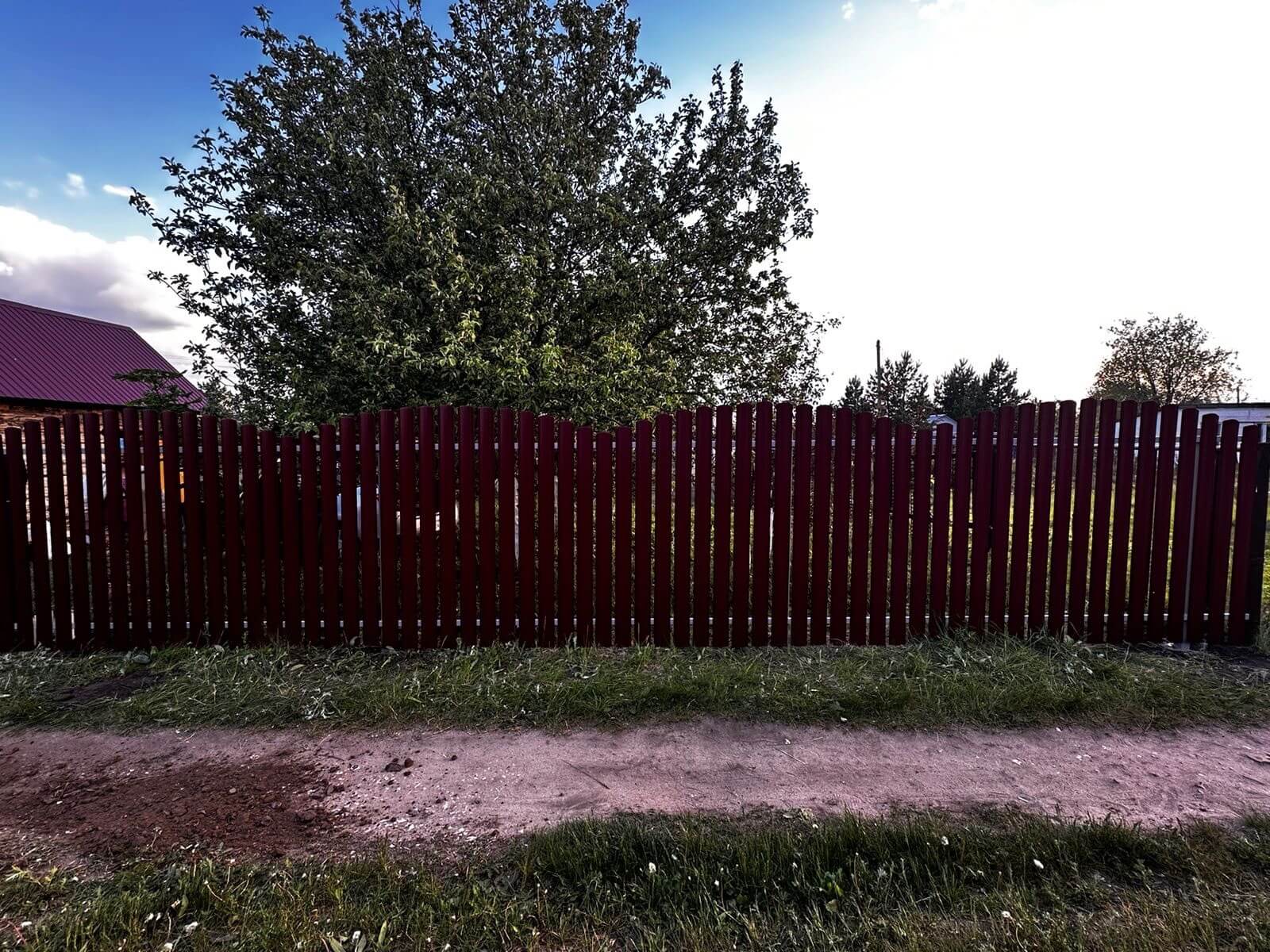 Забор из евроштакетника 28м RAL3005 Красное Вино фото 1 в Брянске