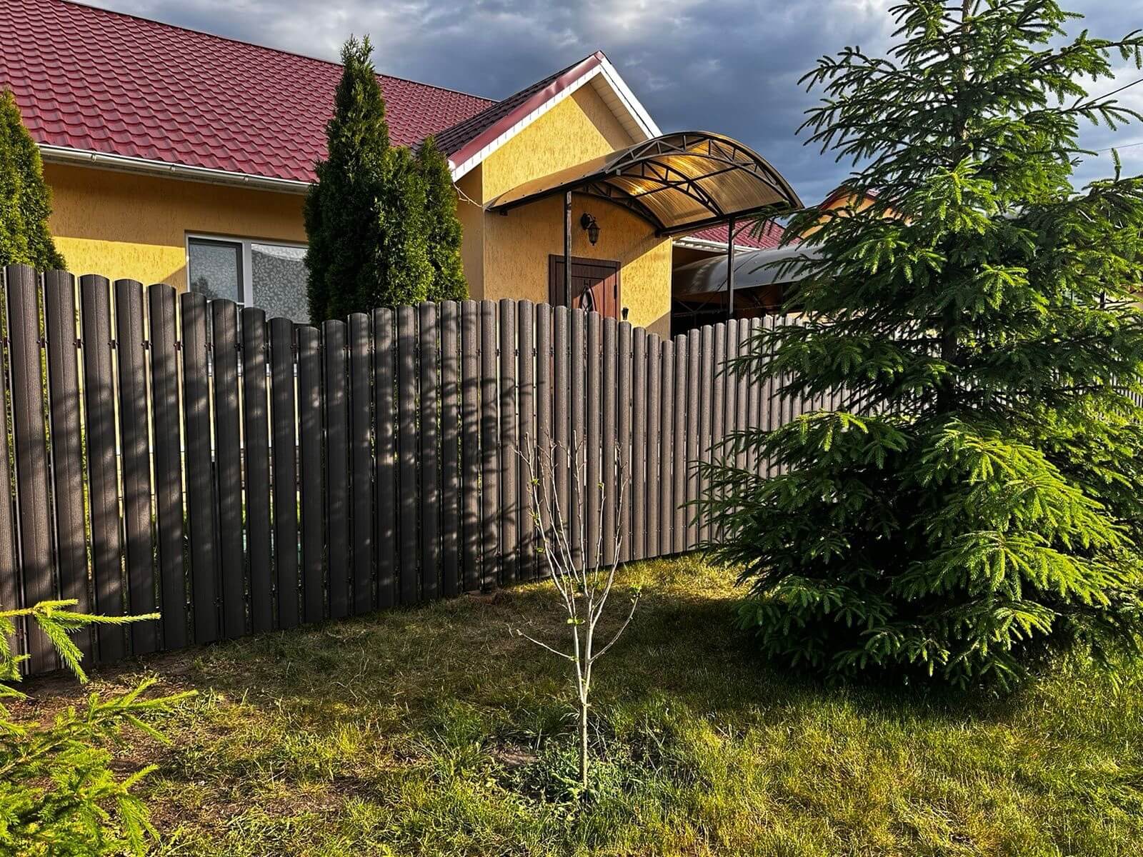 Забор из евроштакетника 37м RAL8019 Темный Шоколад МАТТЕ фото 4 в Брянске