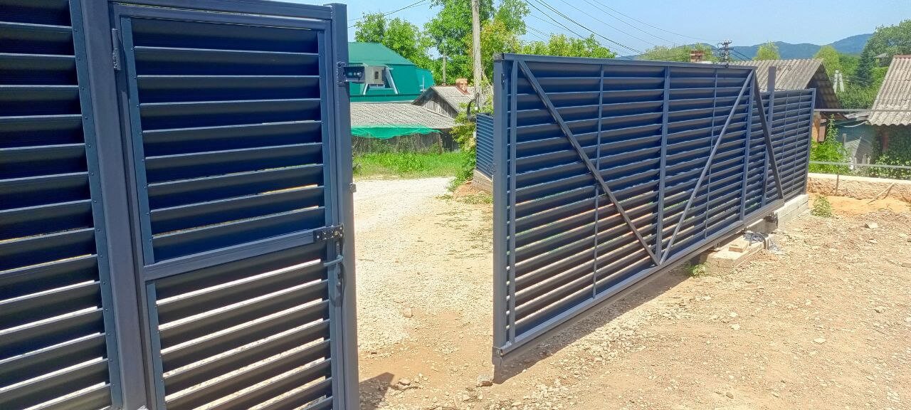 Забор-жалюзи из ламелей Еврожалюзи 53м RAL7024 Серый Графит МАТТЕ фото 16 в Брянске