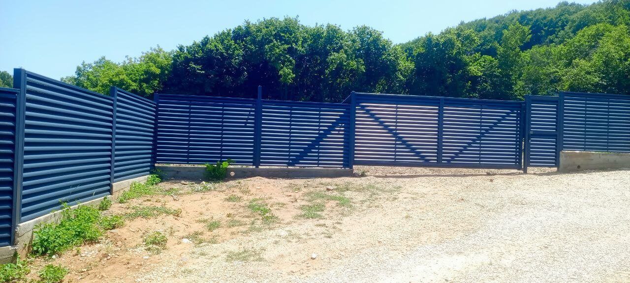 Забор-жалюзи из ламелей Еврожалюзи 53м RAL7024 Серый Графит МАТТЕ фото 7 в Брянске