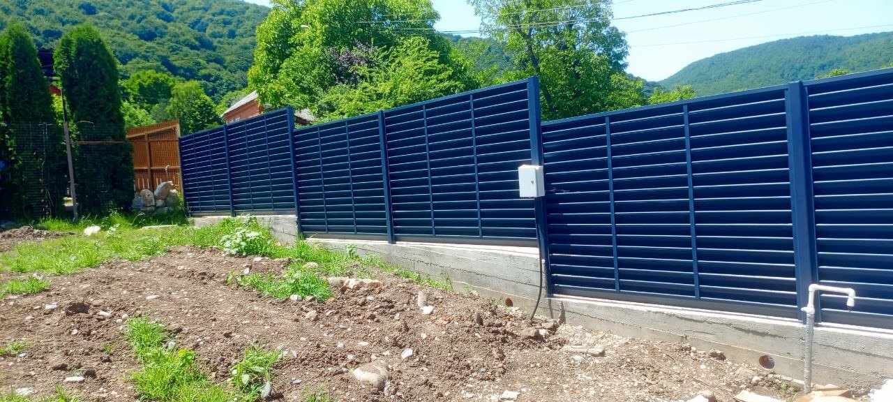 Забор-жалюзи из ламелей Еврожалюзи 53м RAL7024 Серый Графит МАТТЕ фото 3 в Брянске