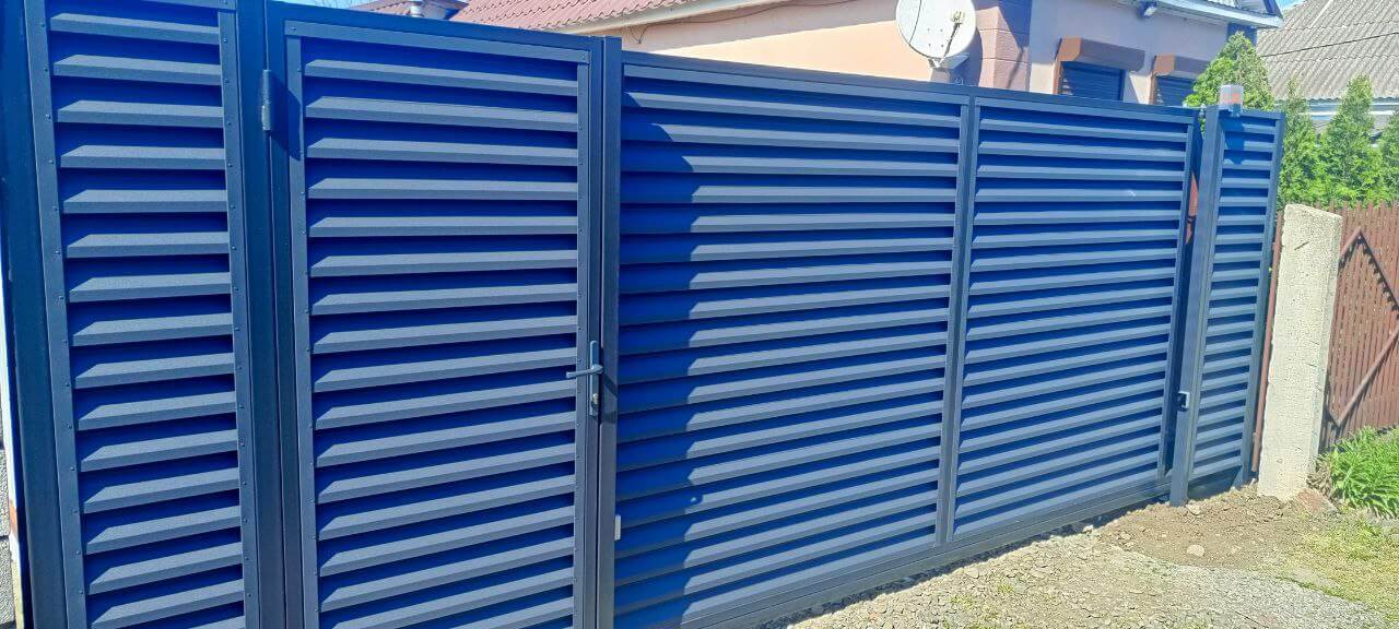 Забор-жалюзи из ламелей Еврожалюзи 53м RAL7024 Серый Графит МАТТЕ фото 10 в Брянске