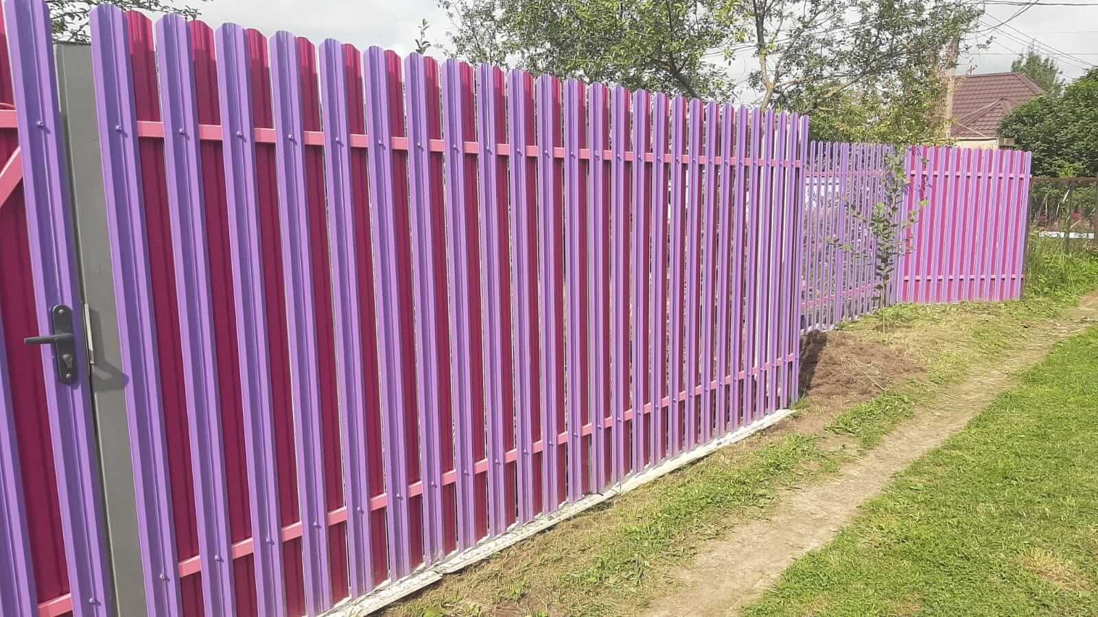 Двухцветный забор из евроштакетника 44м RAL4005 Сиреневый, RAL4006 Пурпурный фото 4 в Брянске