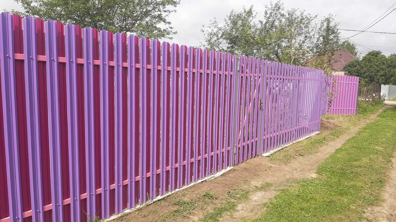 Двухцветный забор из евроштакетника 44м RAL4005 Сиреневый, RAL4006 Пурпурный фото 3 в Брянске