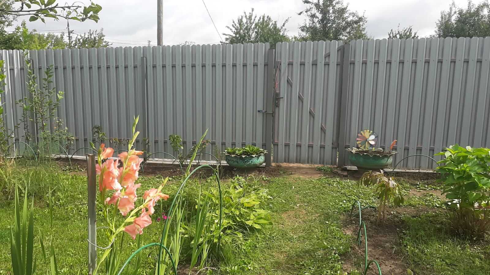 Двухцветный забор из евроштакетника 44м RAL4005 Сиреневый, RAL4006 Пурпурный фото 1 в Брянске