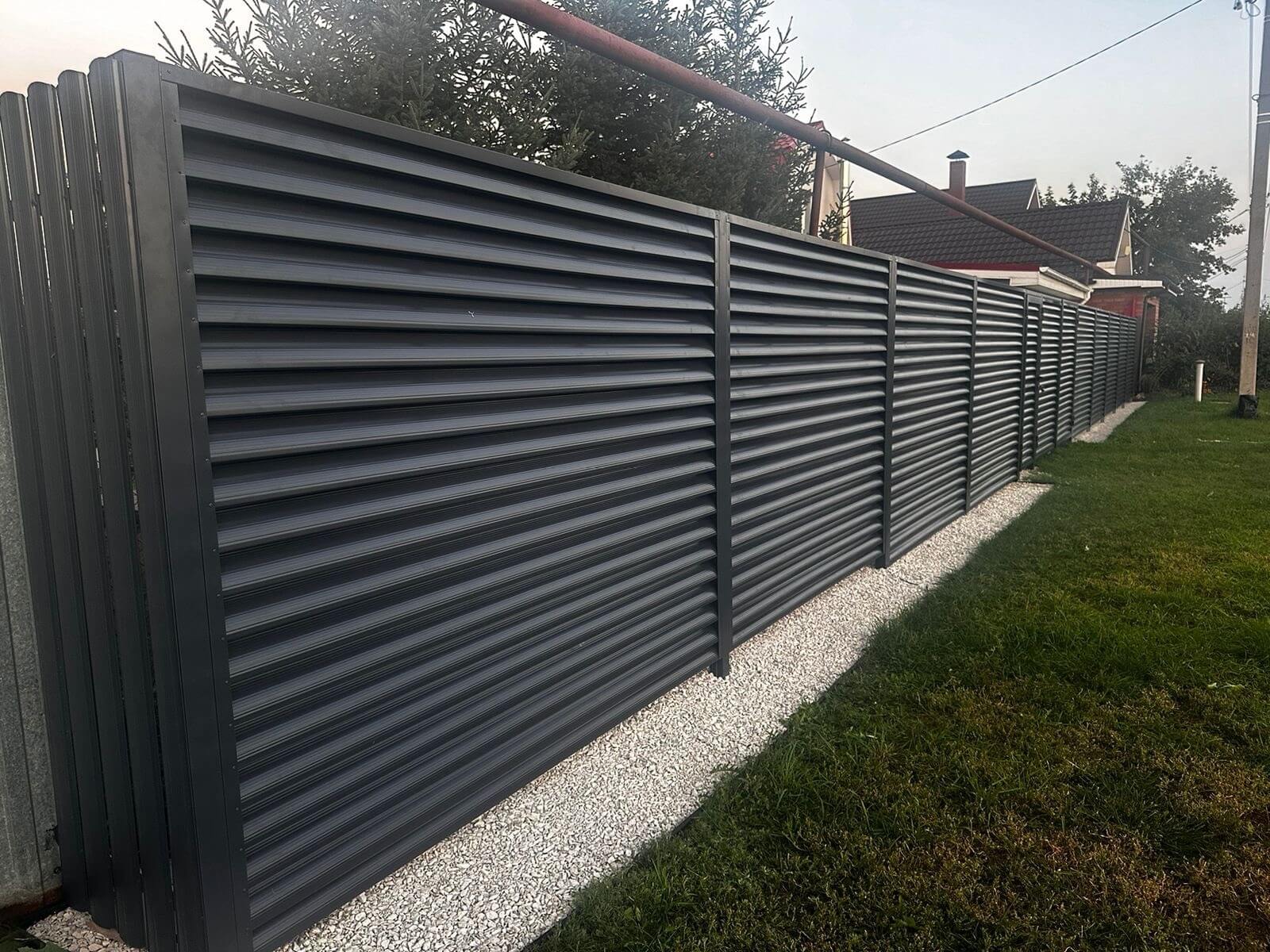 Забор из ламелей Еврожалюзи 26м RAL7024/7024 Серый Графит двусторонний фото 4 в Брянске