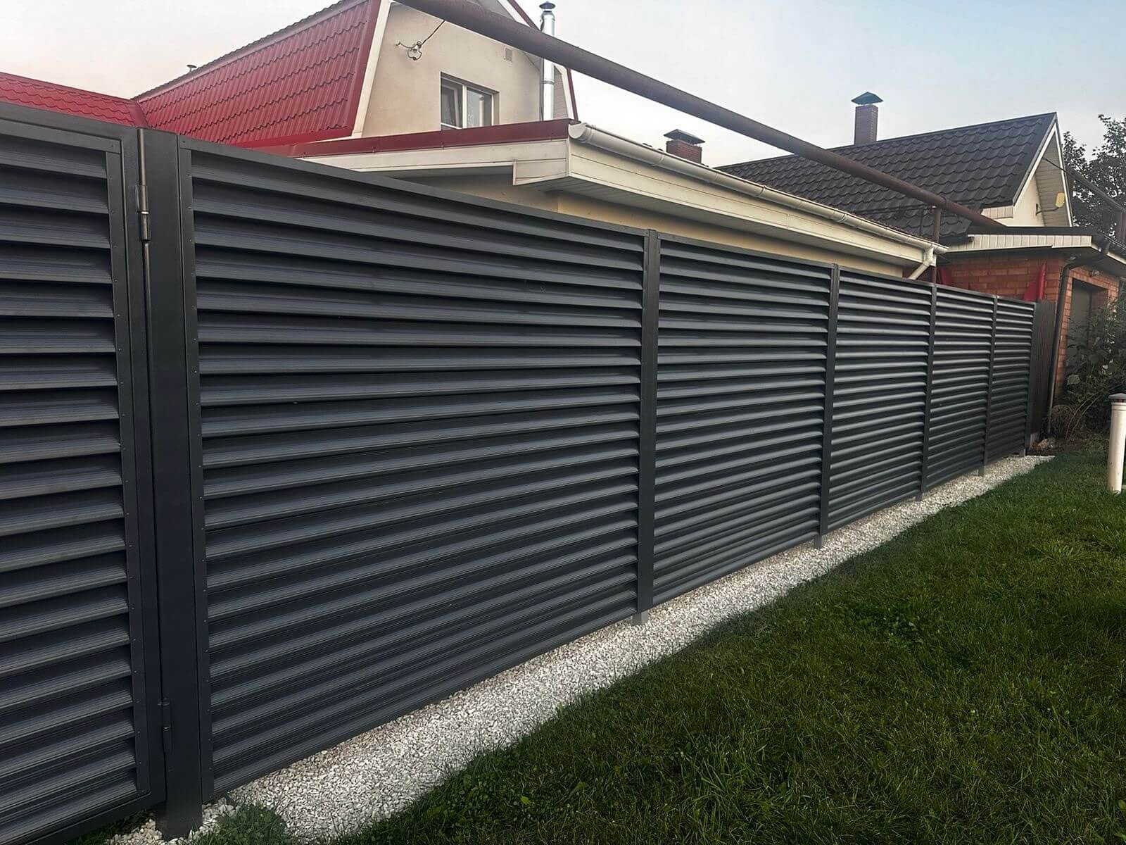 Забор из ламелей Еврожалюзи 26м RAL7024/7024 Серый Графит двусторонний фото 3 в Брянске