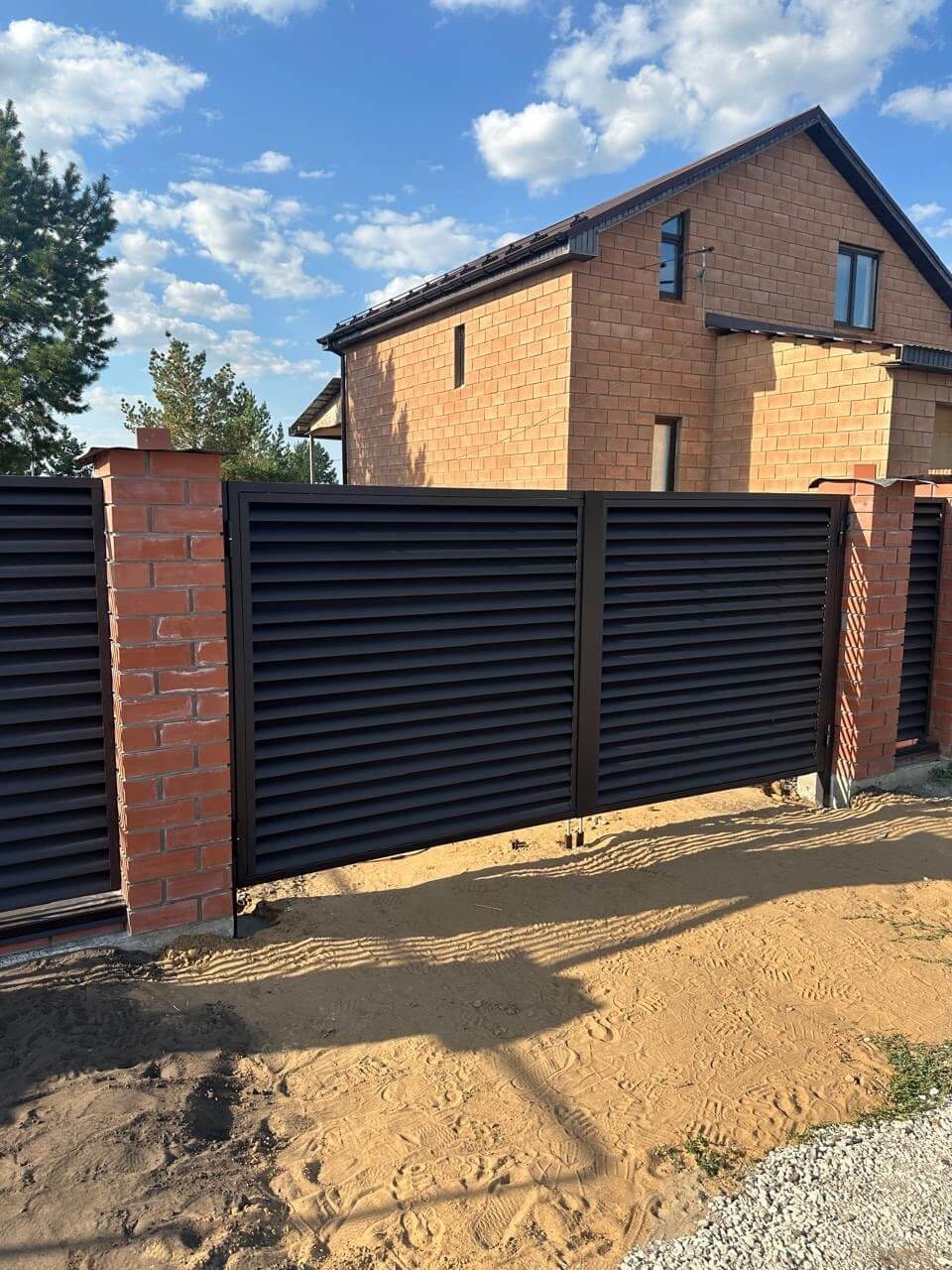 Забор-жалюзи из ламелей Еврожалюзи 38м RAL8019 Темный Шоколад МАТТЕ фото 4 в Брянске