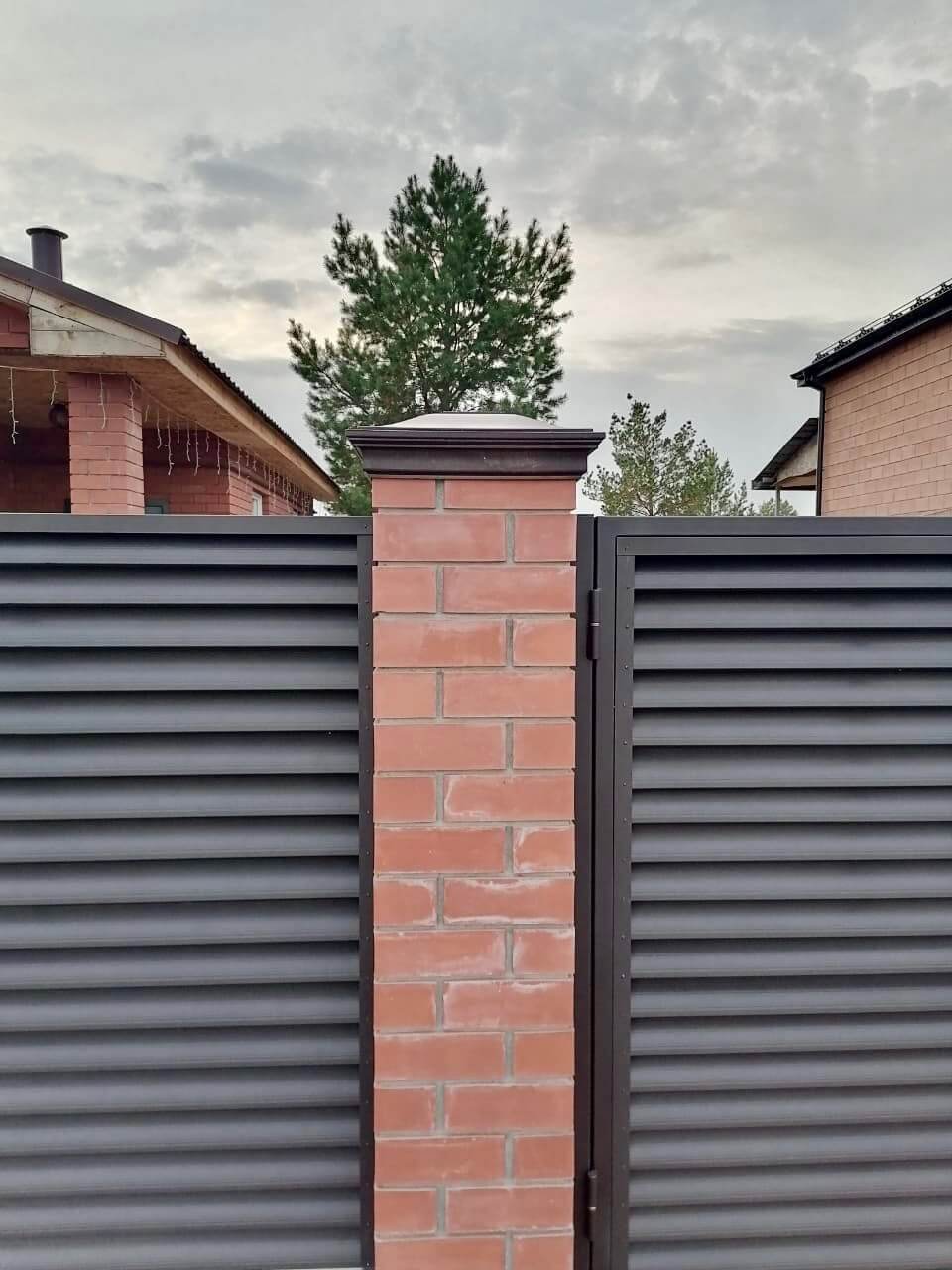 Забор-жалюзи из ламелей Еврожалюзи 38м RAL8019 Темный Шоколад МАТТЕ фото 2 в Брянске