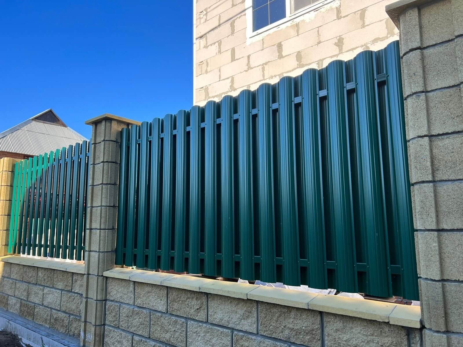 Забор из евроштакетника 22м RAL6005/6005 Зеленый Мох двусторонний фото 7 в Брянске