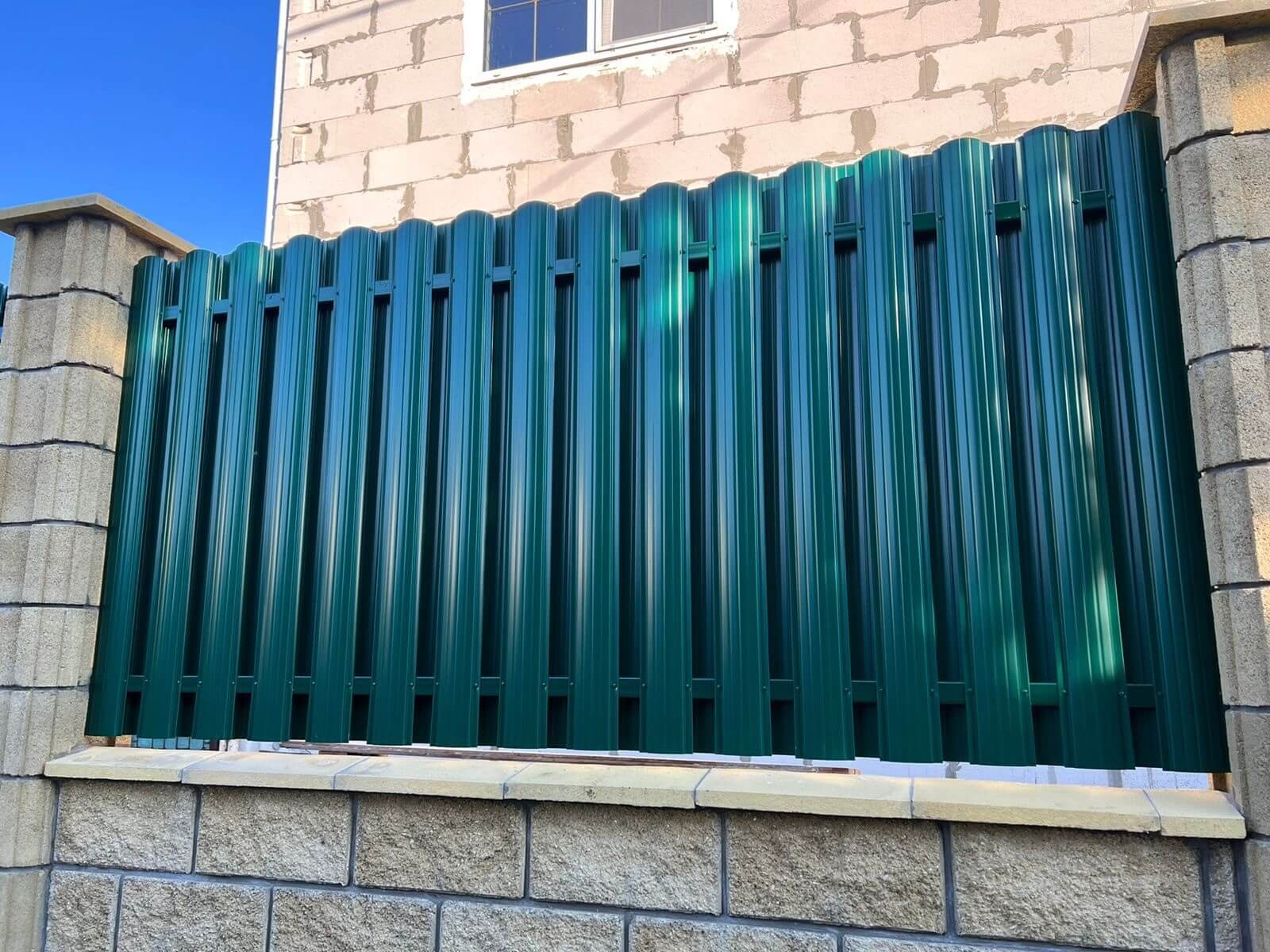 Забор из евроштакетника 22м RAL6005/6005 Зеленый Мох двусторонний фото 2 в Брянске