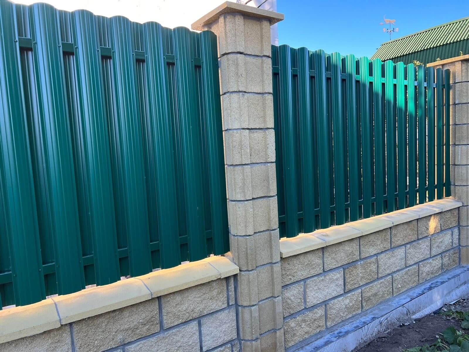 Забор из евроштакетника 22м RAL6005/6005 Зеленый Мох двусторонний фото 1 в Брянске