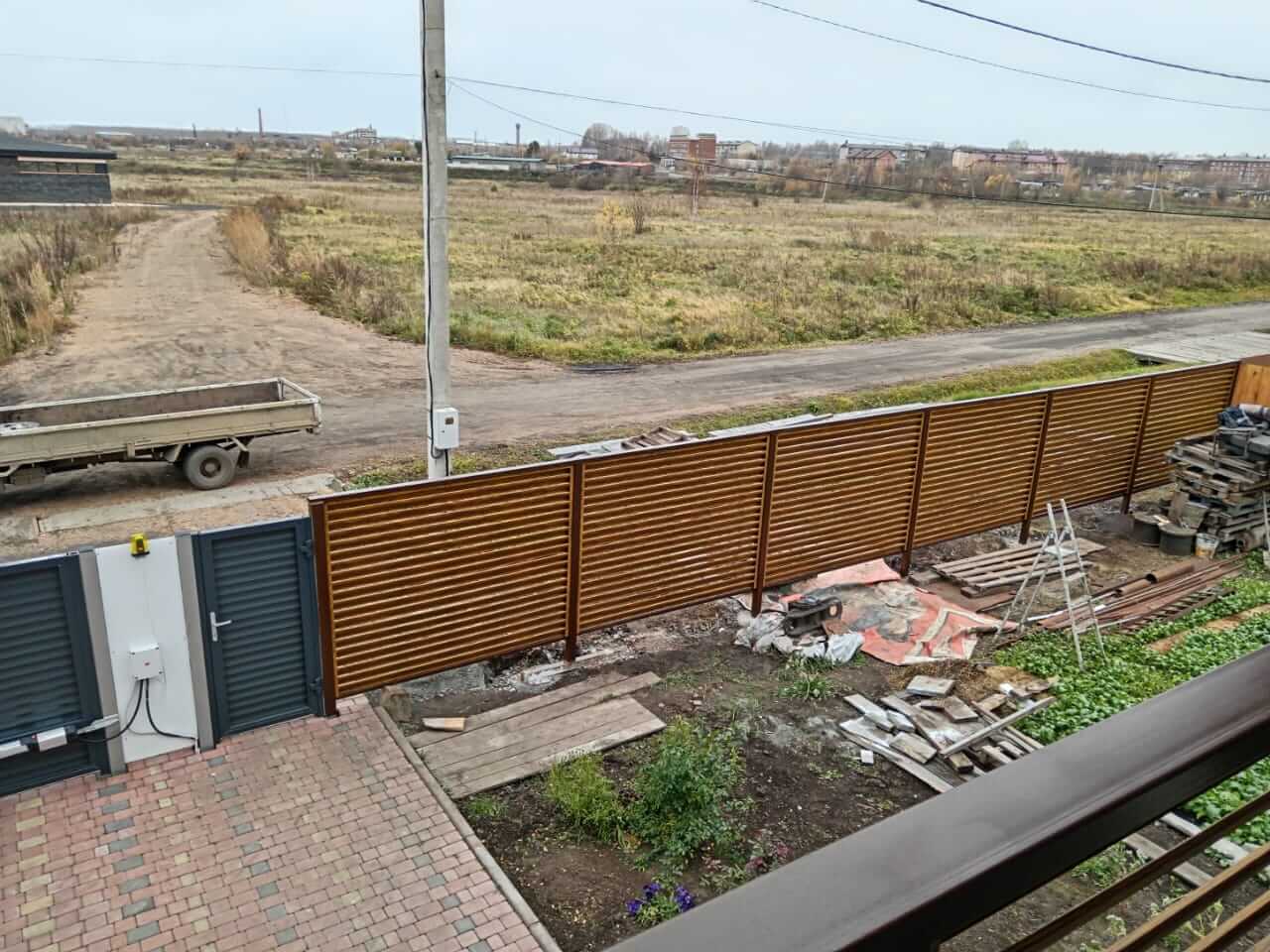 Забор-жалюзи 12м + балконное ограждение из ламелей Еврожалюзи Орех Миланский 3D Принтек фото 2 в Брянске