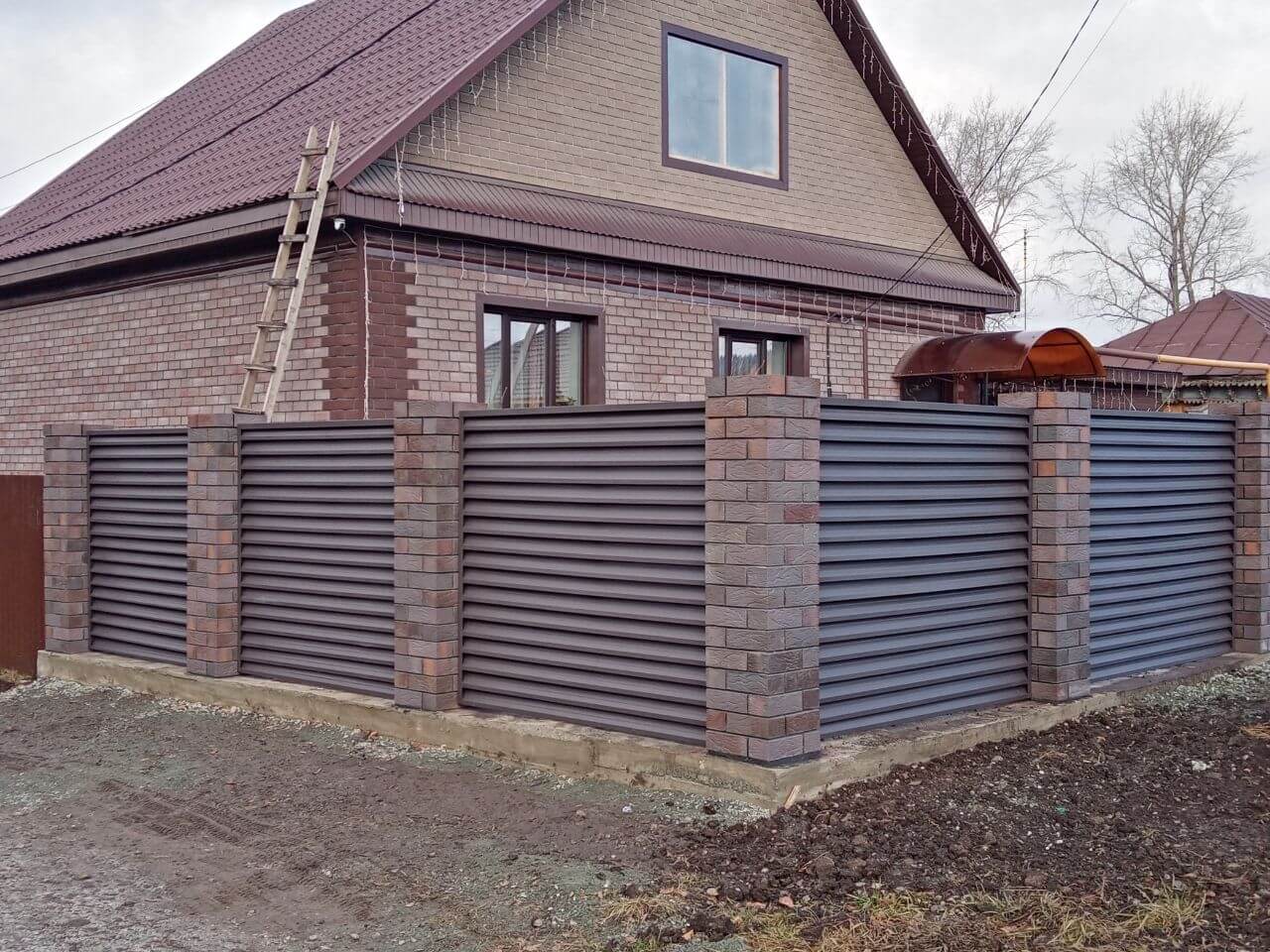 Забор-жалюзи из ламелей ЭКО-Z-US (усиленные) 30м RAL8019/8019 Темный Шоколад двусторонний МАТТЕ фото 3 в Брянске