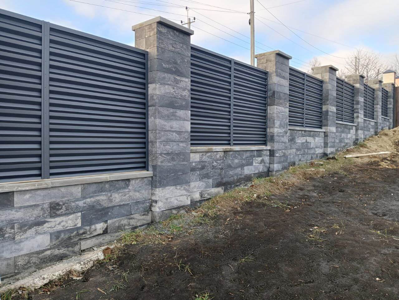 Забор-жалюзи из ламелей Елочка 72м RAL7024/7024 Серый Графит двусторонний МАТТЕ фото 4 в Брянске