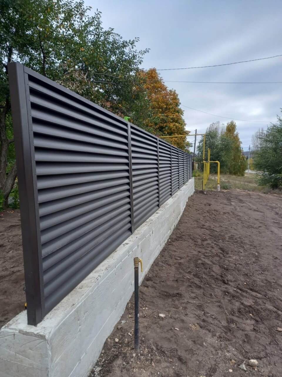 Забор из ламелей еврожалюзи 34м RAL8019/8019 Темный Шоколад двусторонний МАТТЕ фото 3 в Брянске