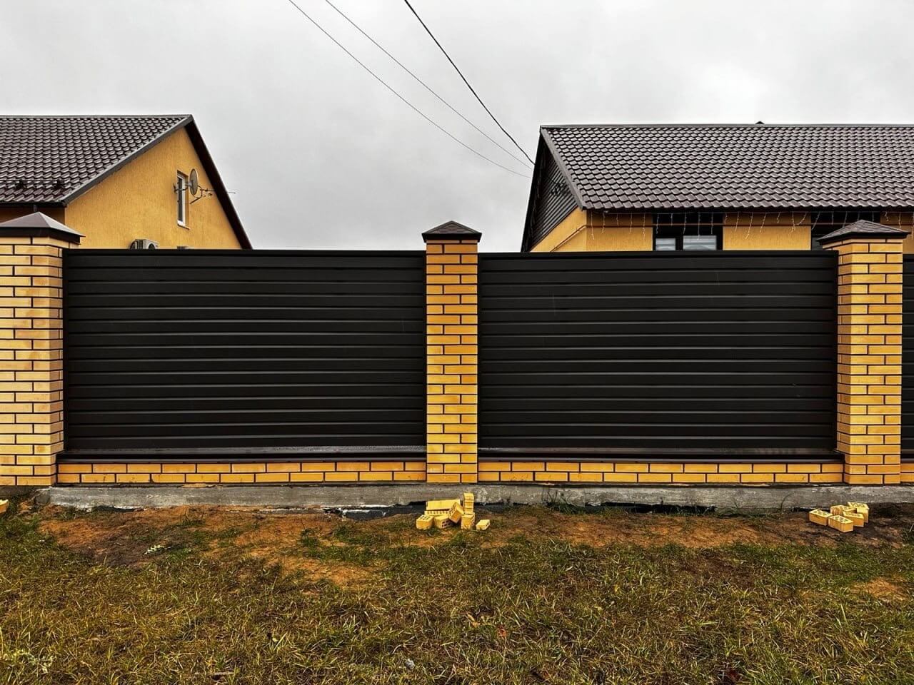 Забор из ламелей Хай-Тек 32м RAL8019/8019 Темный Шоколад двусторонний МАТТЕ фото 1 в Брянске
