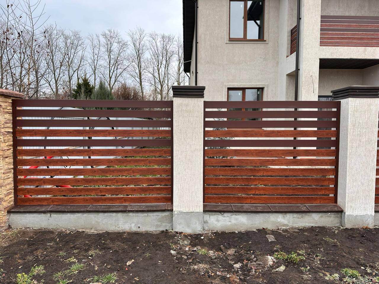 Забор-ранчо из металлопланкена 10м RAL8017 Шоколад МАТТЕ + Темное Дерево (Printech) фото 4 в Брянске