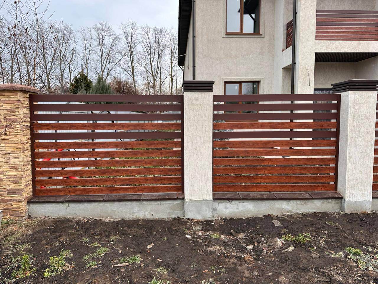 Забор-ранчо из металлопланкена 10м RAL8017 Шоколад МАТТЕ + Темное Дерево (Printech) фото 2 в Брянске