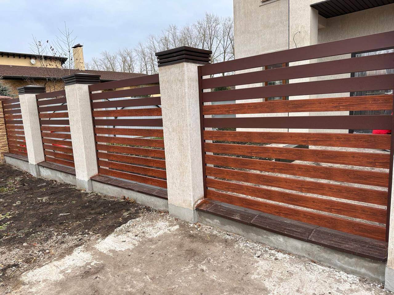 Забор-ранчо из металлопланкена 10м RAL8017 Шоколад МАТТЕ + Темное Дерево (Printech) в Брянске
