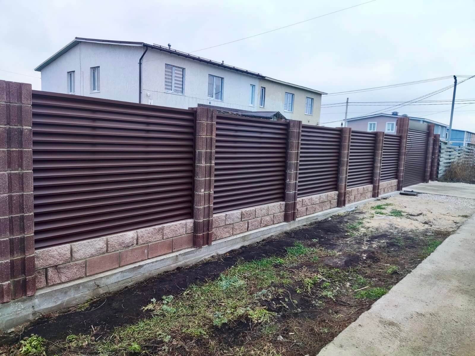 Забор-жалюзи из ламелей ЭКО-Z 13м RAL8019/8019 Темный Шоколад двусторонний МАТТЕ фото 1 в Брянске