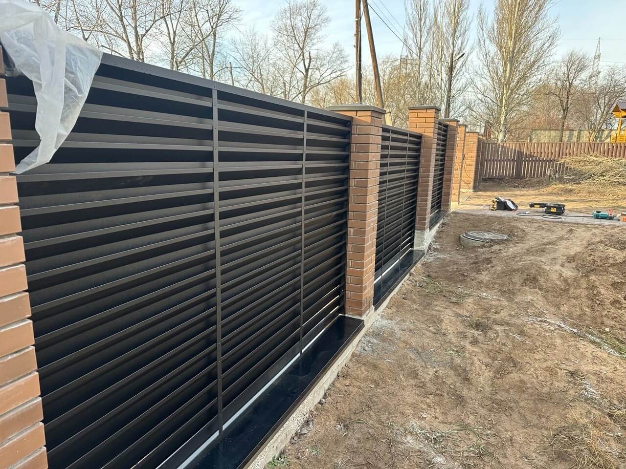 Забор-жалюзи из ламелей Хай-Тек 16м RAL9005/9005 Черный двусторонний МАТТЕ фото 1 в Брянске