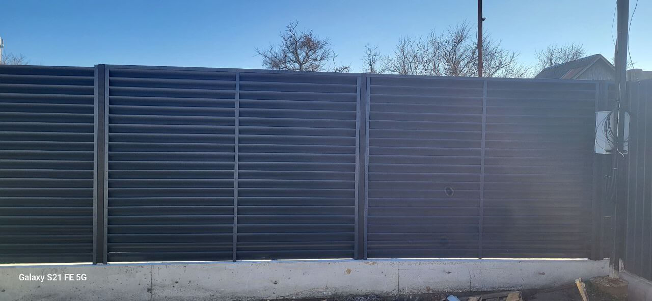 Забор из ламелей еврожалюзи 30м RAL7024/7024 Серый Графит двусторонний фото 6 в Брянске