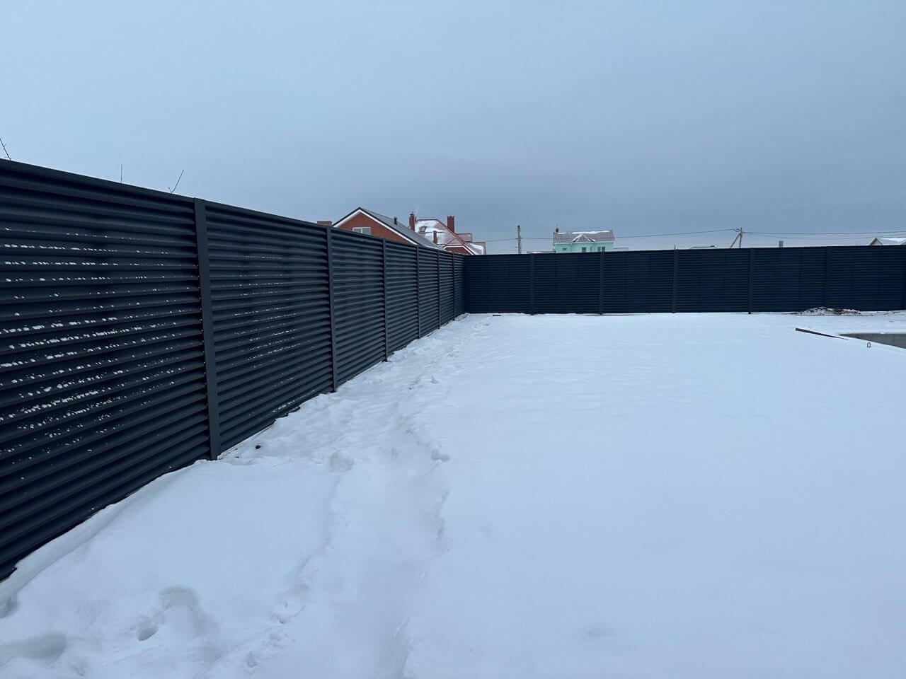 Забор-жалюзи из ламелей ЭКО-Z 130м RAL9005 Черный МАТТЕ фото 3 в Брянске
