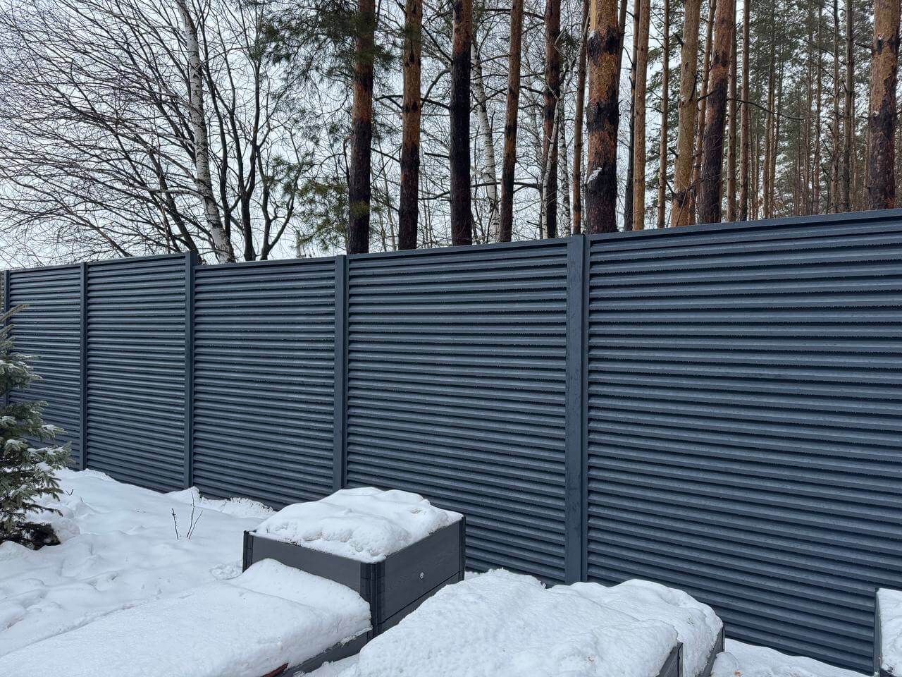 Забор-жалюзи из ламелей ЭКО-Z-US 54м RAL7024/7024 Серый Графит двусторонний МАТТЕ фото 3 в Брянске