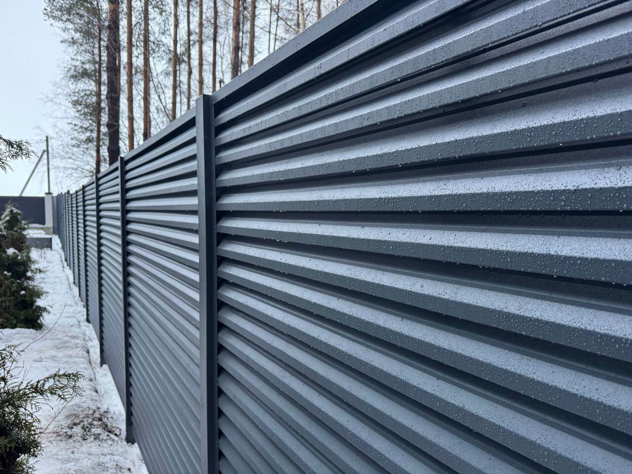 Забор-жалюзи из ламелей ЭКО-Z-US 54м RAL7024/7024 Серый Графит двусторонний МАТТЕ фото 2 в Брянске