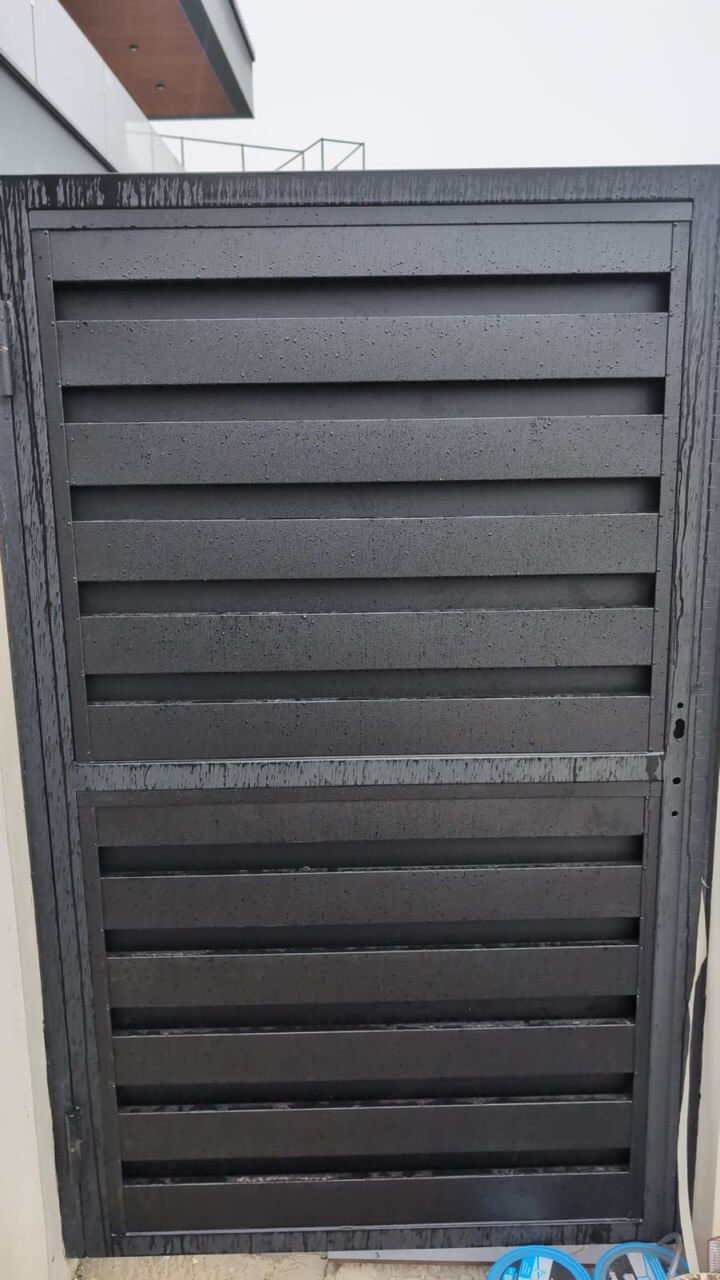Откатные ворота с калиткой из металлопланкена RAL9005/9005 Черный двусторонний МАТТЕ фото 3 в Брянске