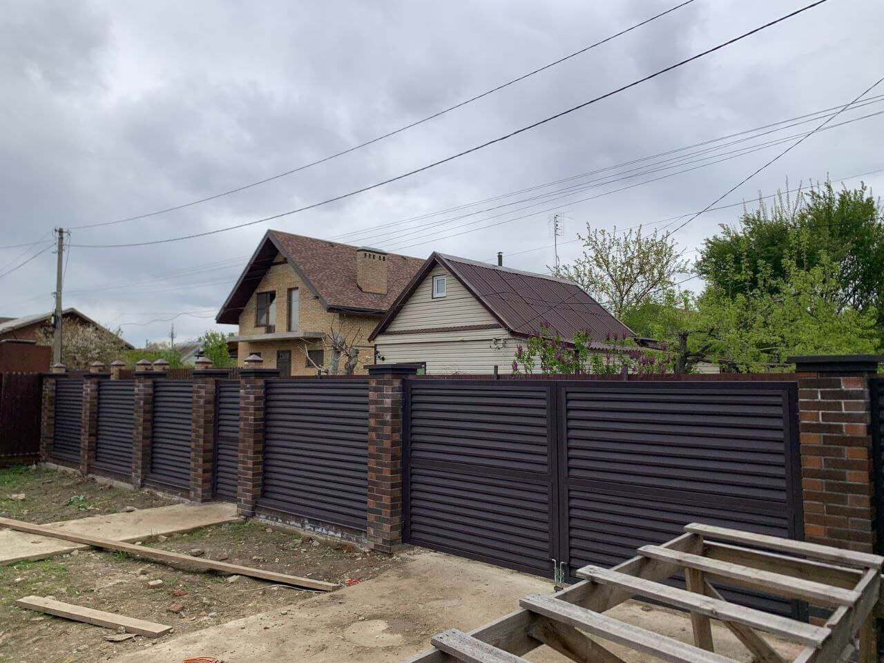 Забор-жалюзи из ламелей Реснички 24м RAL8019/8019 Темный Шоколад двусторонний МАТТЕ фото 2 в Брянске