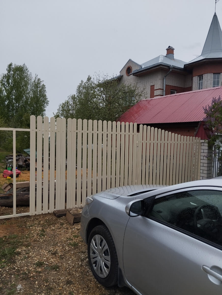 Забор из евроштакетника 9м RAL1015/1015 Слоновая Кость двусторонний фото 1 в Брянске