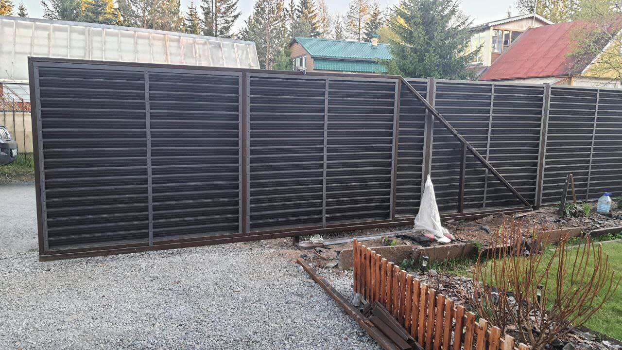 Забор-жалюзи из ламелей ЭКО-Z-US 12м RAL8019/8019 Темный Шоколад двусторонний МАТТЕ фото 3 в Брянске