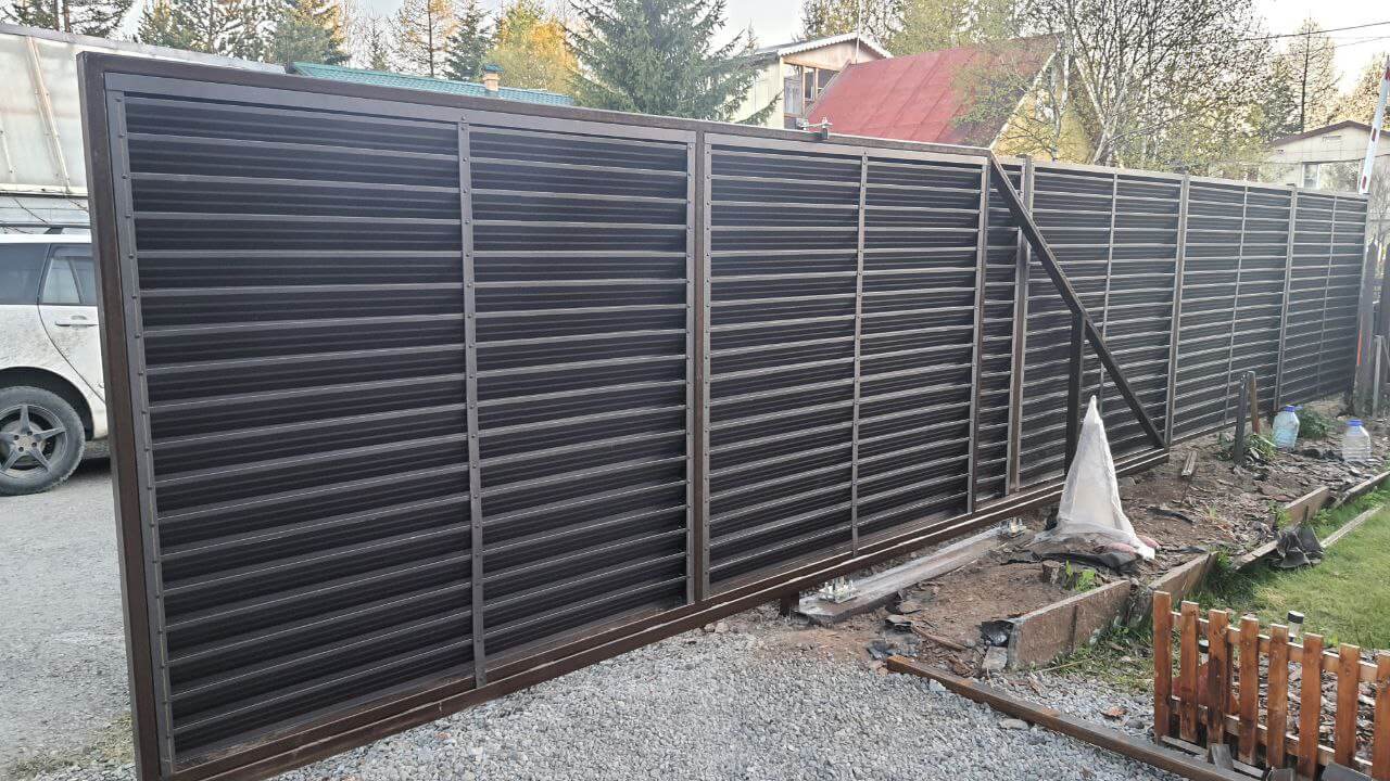 Забор-жалюзи из ламелей ЭКО-Z-US 12м RAL8019/8019 Темный Шоколад двусторонний МАТТЕ фото 1 в Брянске