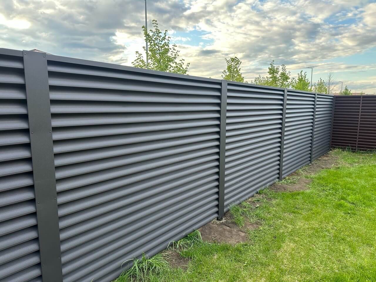 Забор из ламелей еврожалюзи 43м RAL8019/8019 Темный Шоколад двусторонний МАТТЕ фото 1 в Брянске