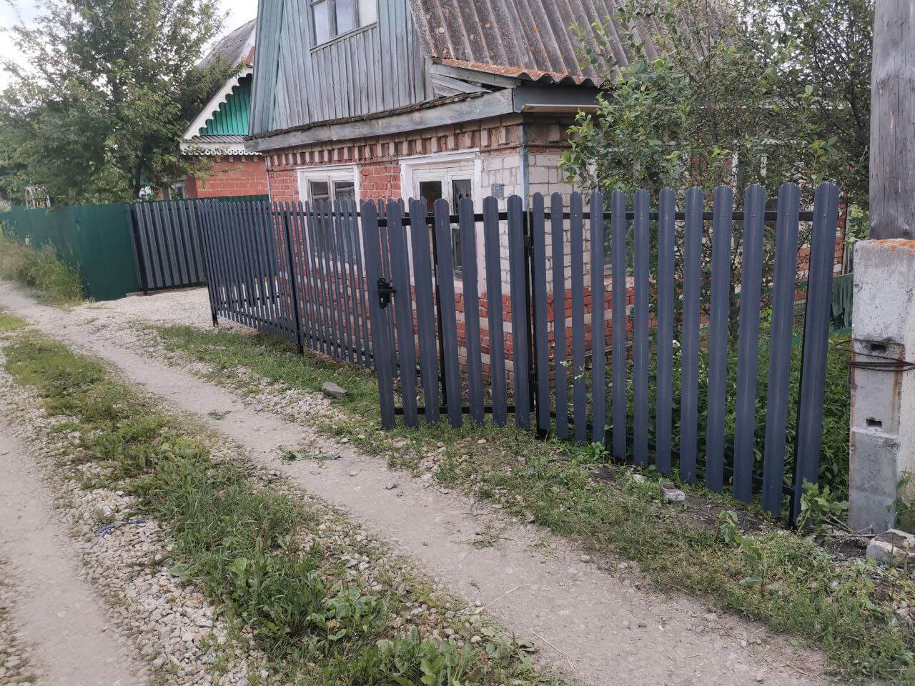 Забор из евроштакетника 7м RAL7024/7024 Серый Графит двусторонний фото 3 в Брянске