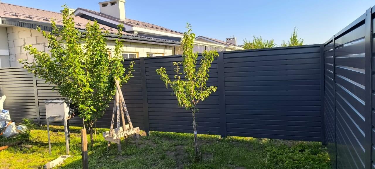 Забор-жалюзи из ламелей Хай-Тек 62м RAL7024/7024 Серый Графит двусторонний фото 4 в Брянске