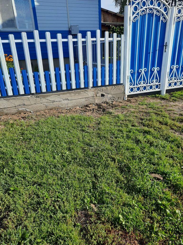 Забор из евроштакетника 14м RAL9003 Белый, RAL5005 Синий Сигнал фото 2 в Брянске