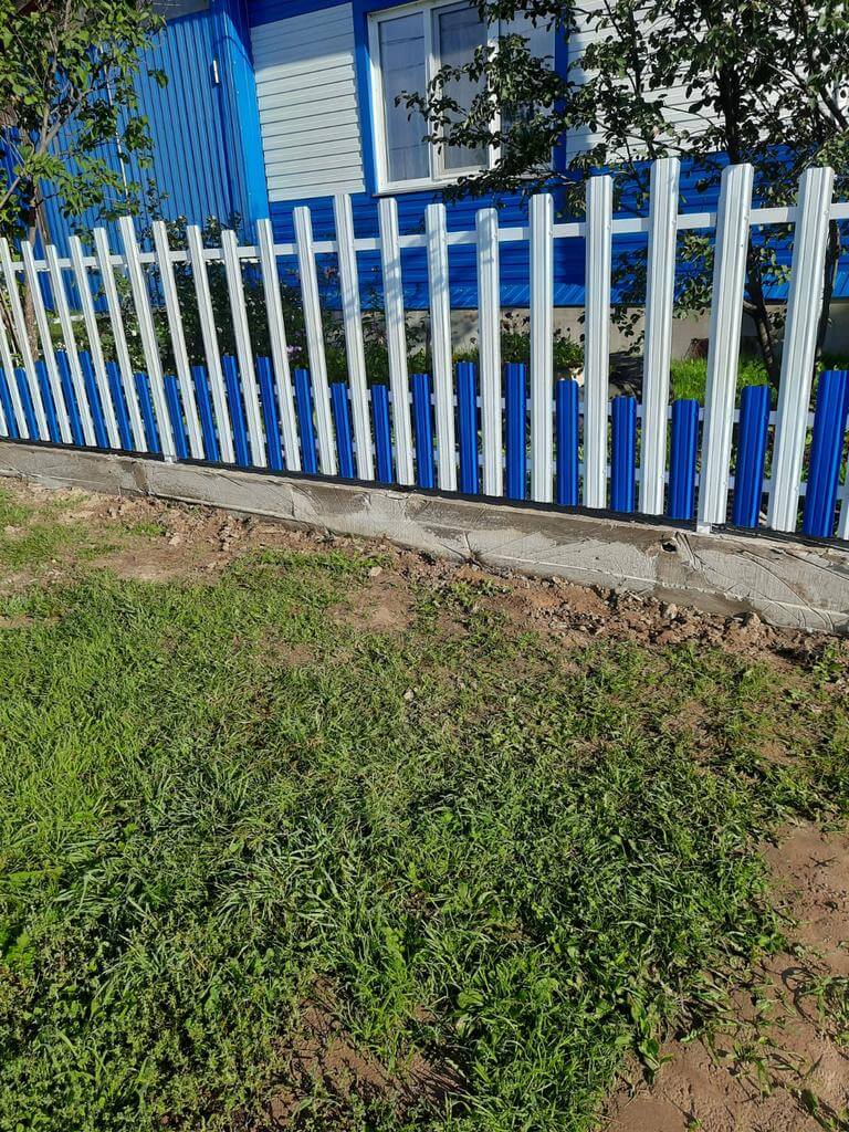Забор из евроштакетника 14м RAL9003 Белый, RAL5005 Синий Сигнал фото 1 в Брянске