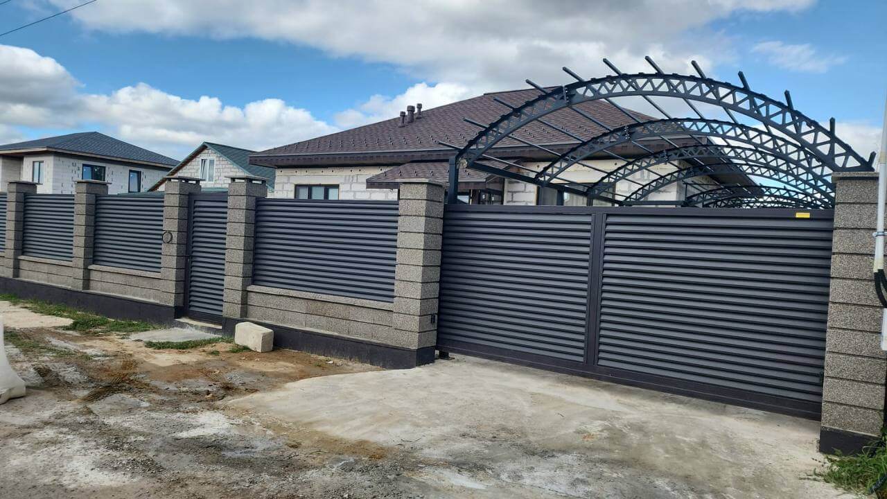 Забор-жалюзи из ламелей Реснички 27м RAL8019/8019 Темный Шоколад двусторонний МАТТЕ фото 2 в Брянске