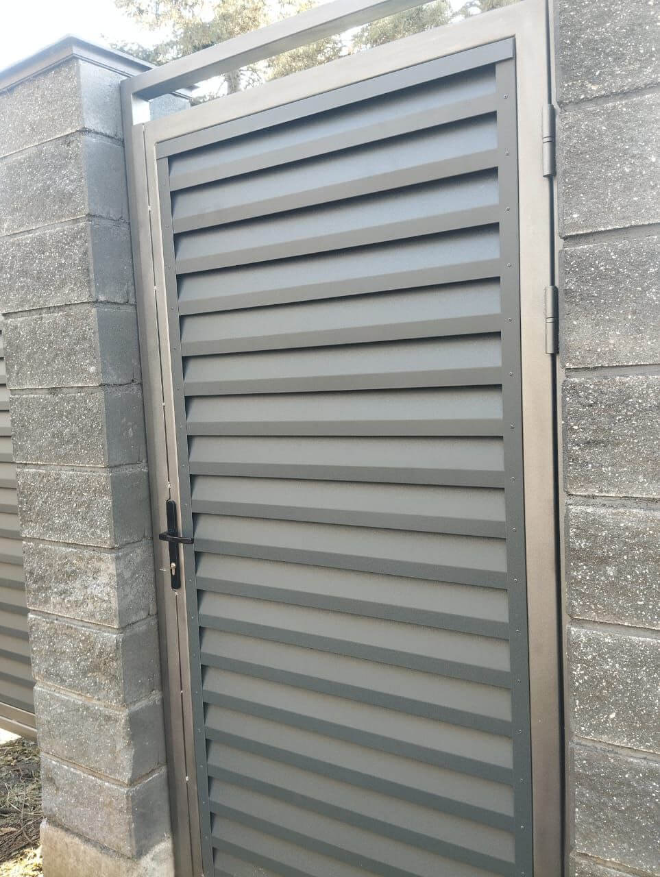 Откатные ворота с калиткой из ламелей Реснички RAL7024/7024 Серый Графит двусторонний МАТТЕ фото 2 в Брянске