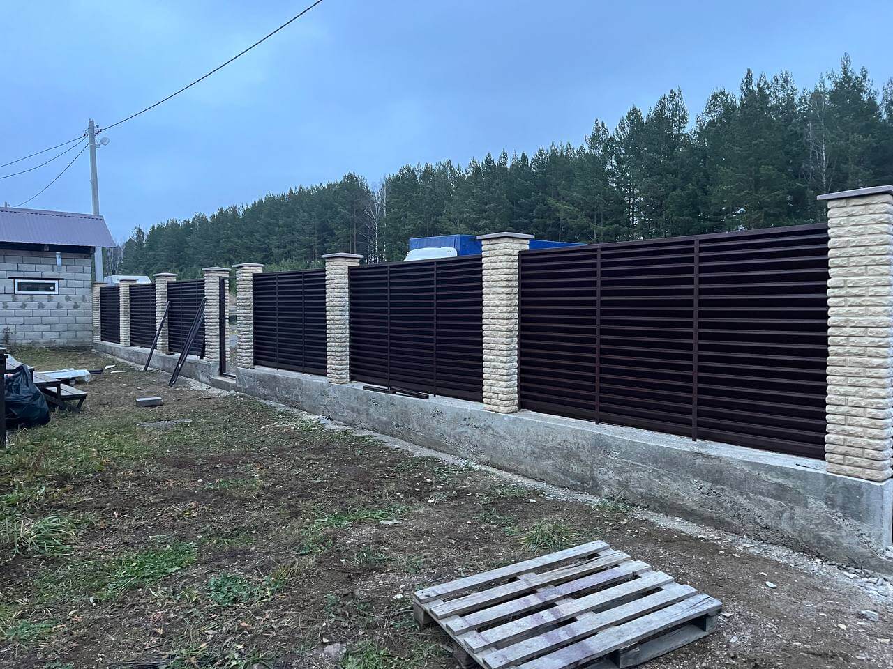 Забор-жалюзи из ламелей ЭКО-Z 18м RAL8017/8017 Шоколад двусторонний фото 3 в Брянске